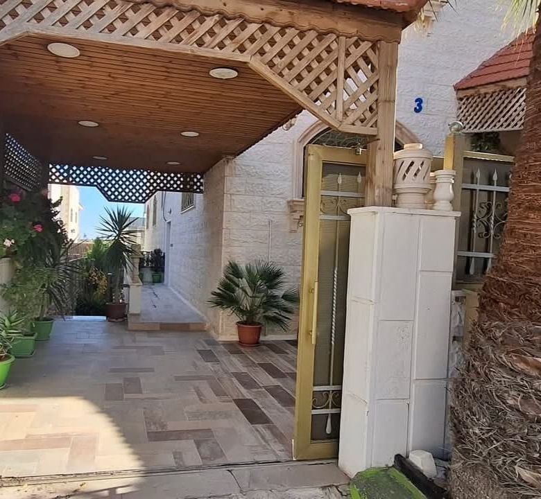 عمارة سكنية شبه فيلا تصنيف ب للبيع في عمان أبو علندا إسكان الكهرباء