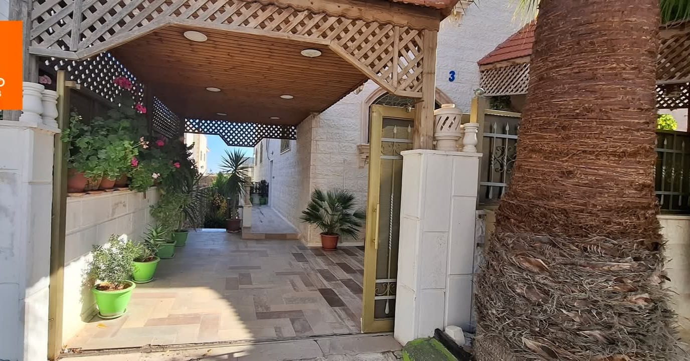 عمارة سكنية شبه فيلا تصنيف ب للبيع في عمان أبو علندا إسكان الكهرباء