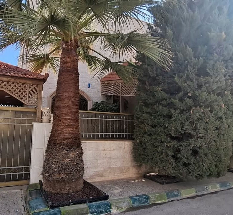 عمارة سكنية شبه فيلا تصنيف ب للبيع في عمان أبو علندا إسكان الكهرباء