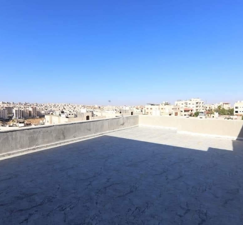 شقة دوبلكس طابق ثالث مع روف وترس أمامي في الجبيهة عمان