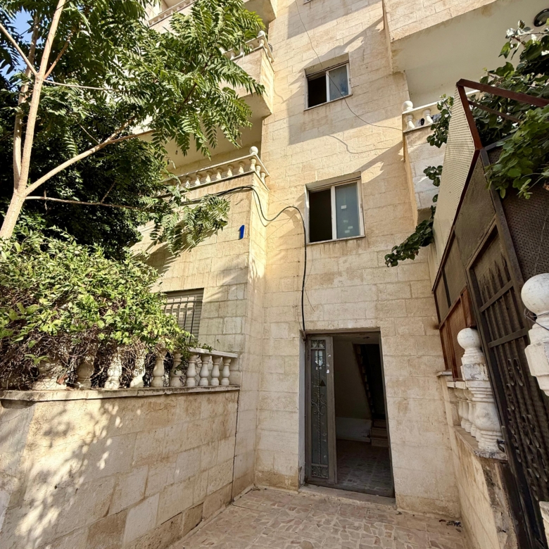 شقة 100 م طابق ثاني للبيع في أبو نصير بالقرب من مدارس الصرح