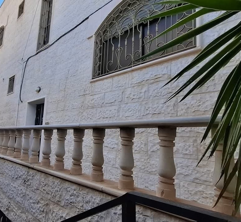 عمارة سكنية شبه فيلا تصنيف ب للبيع في عمان أبو علندا إسكان الكهرباء