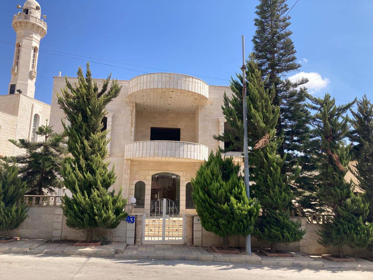 فيلا مستقلة فاخرة للبيع باطلالة ساحره – مرج الحمام عمّان