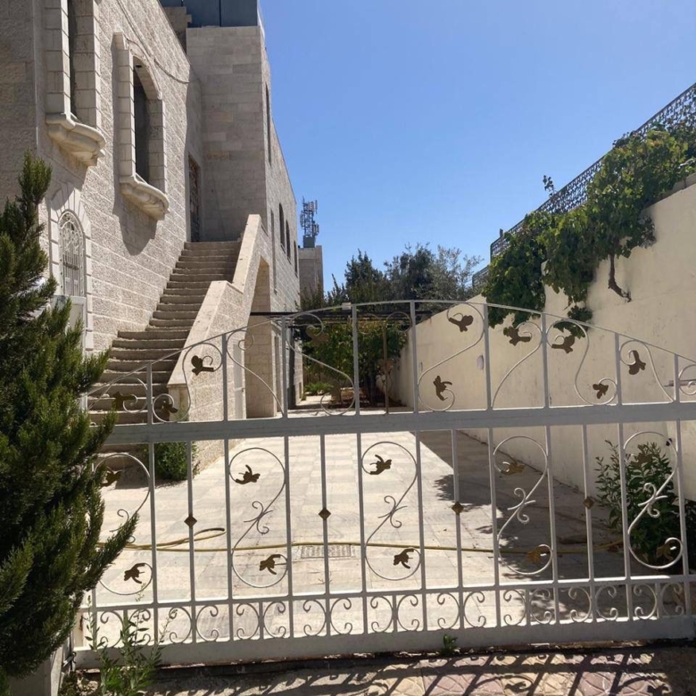 فيلا مستقلة فاخرة للبيع باطلالة ساحره – مرج الحمام عمّان