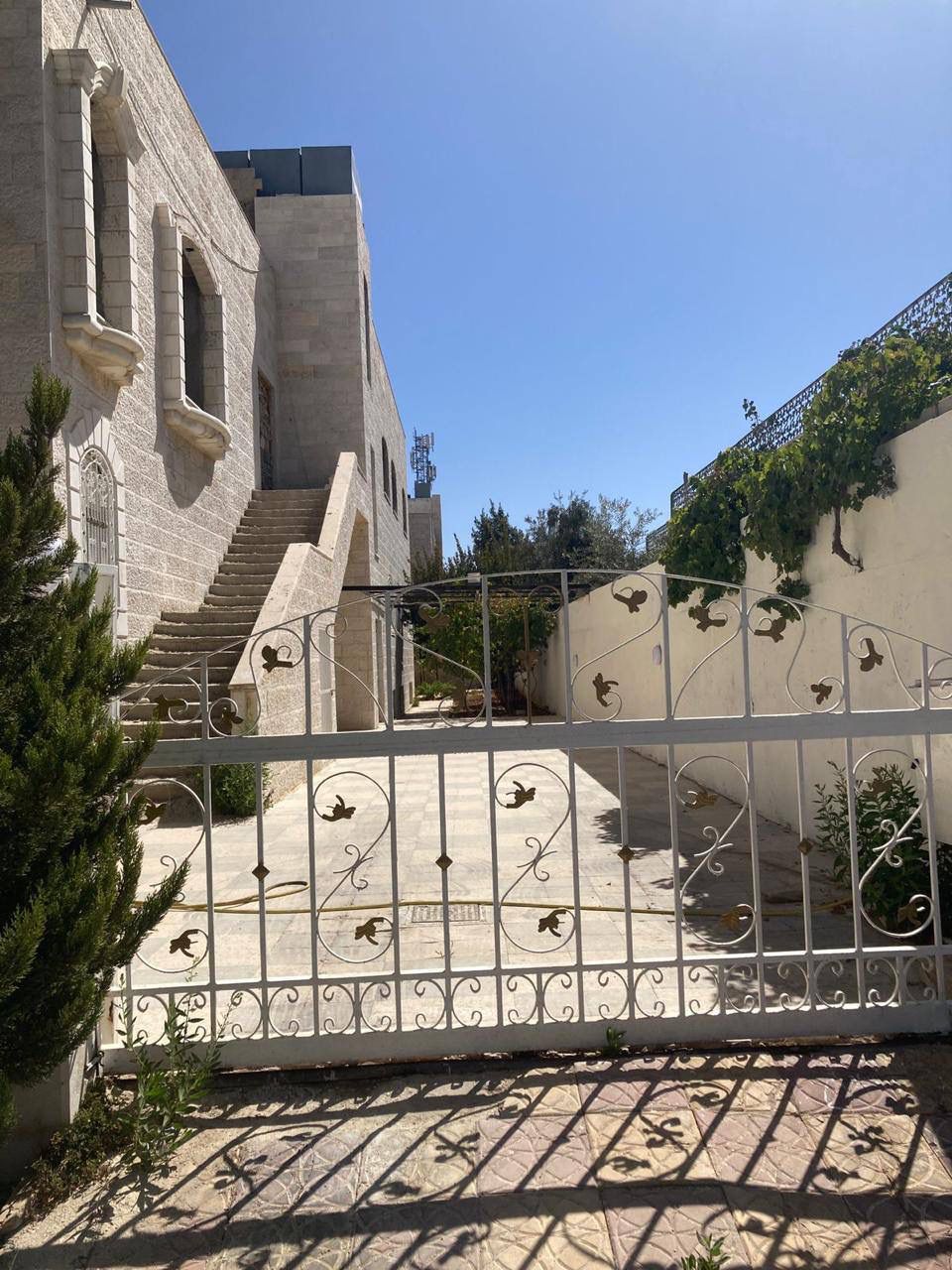 فيلا مستقلة فاخرة للبيع باطلالة ساحره – مرج الحمام عمّان